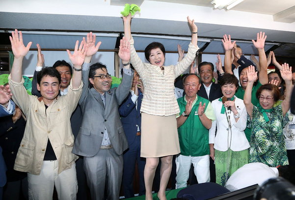 第一次参选的原防卫大臣小池百合子(64岁,力压原总务大臣增田宽也(64