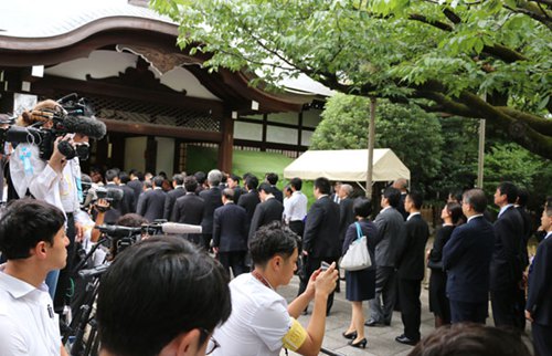 日本国会议员67人今天上午集体参拜靖国神社