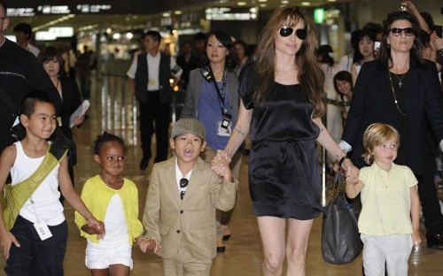 4 媒体2010年拍摄到朱莉和她的孩子们。