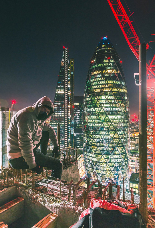 男子高楼边缘另类视角拍伦敦夜景(组图)