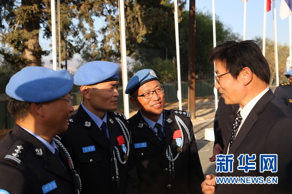 三名中国驻塞浦路斯维和警察荣获和平勋章组图