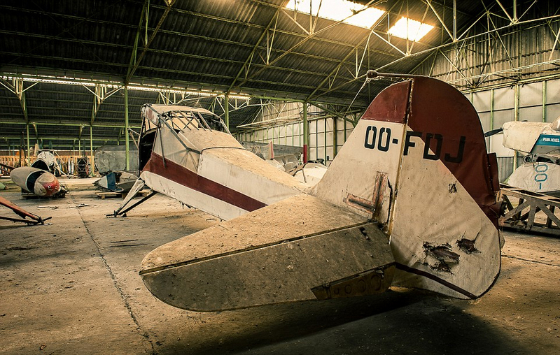 比利时摄影师发现巨型废弃机库(组图)
