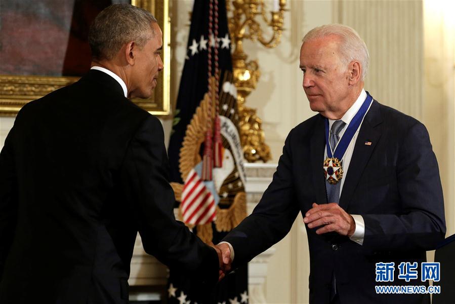 奥巴马授予拜登“总统自由勋章”（组图）-新华网