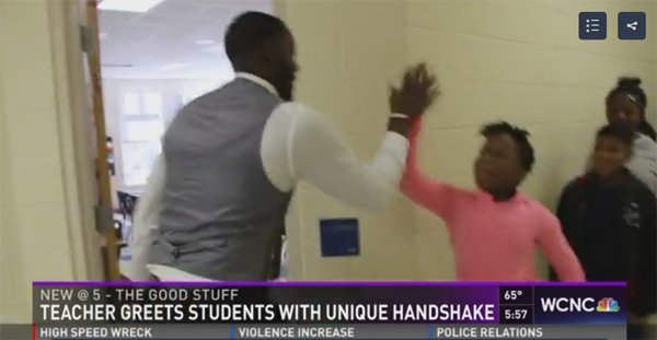 不如跳舞!美国一教师与学生另类打招呼视频走