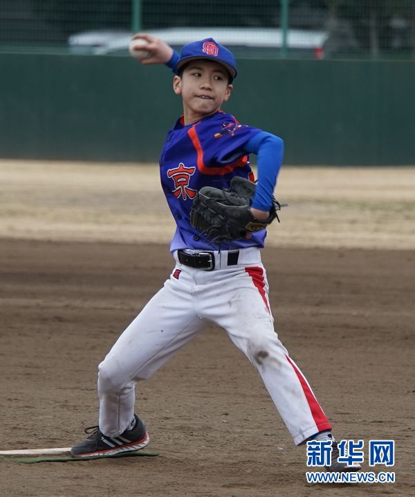 中日少年棒球俱乐部进行交流比赛组图