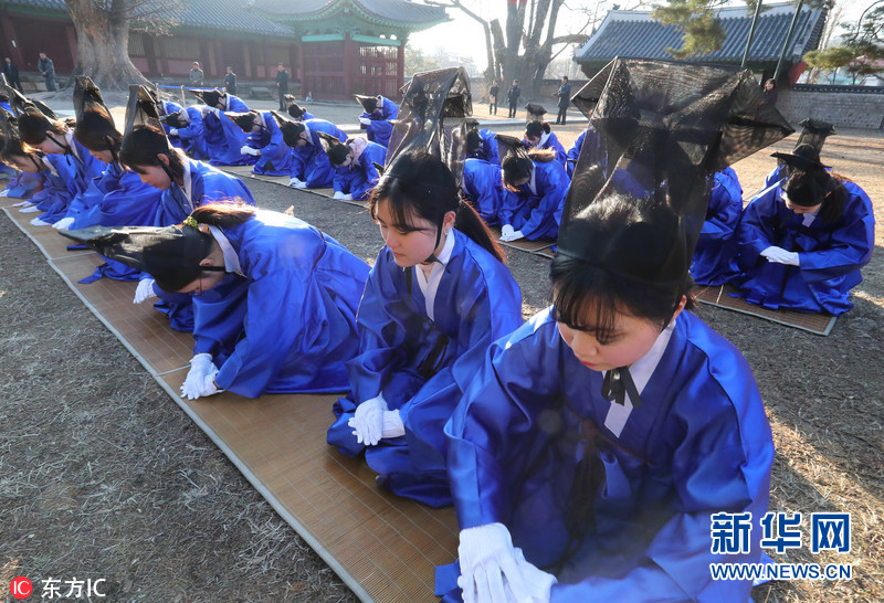 韩国成均馆大学新生入学仪式 穿韩服行跪拜大礼(组图)