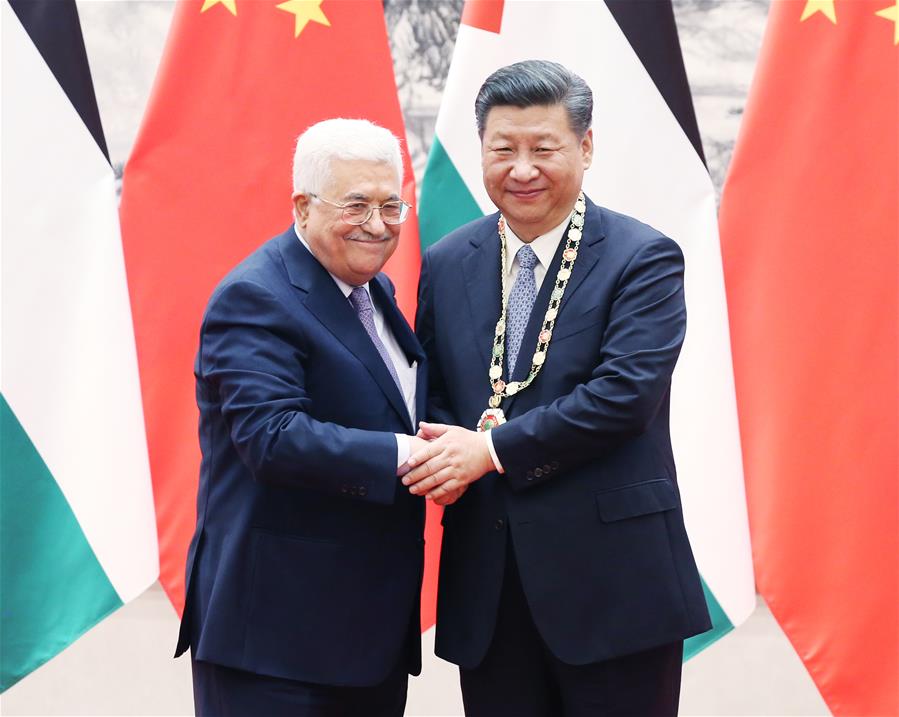 7月18日，国家主席习近平在北京人民大会堂同来华进行国事访问的巴勒斯坦国总统阿巴斯举行会谈。这是会谈后，阿巴斯授予习近平“巴勒斯坦国最高勋章”。新华社记者 姚大伟 摄