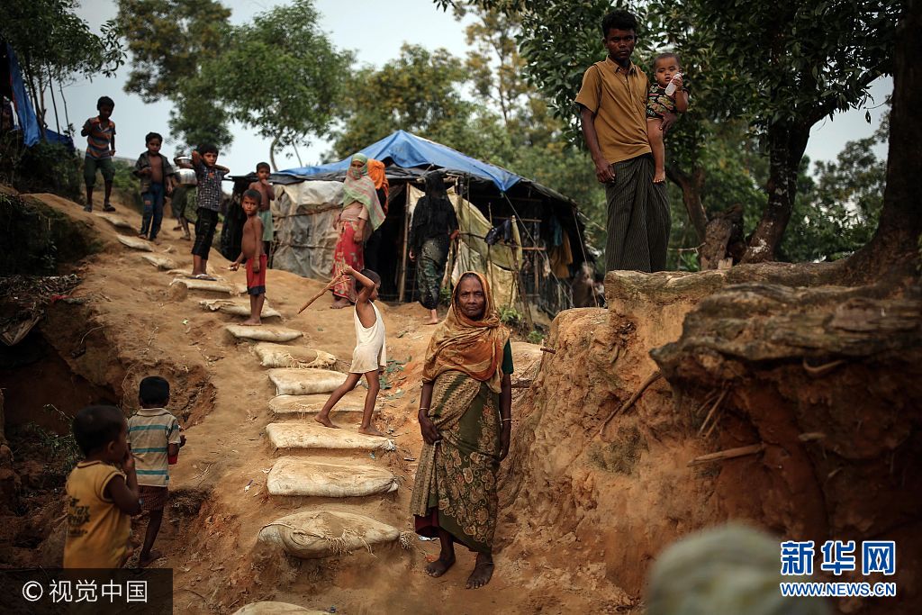 当地时间2017年9月7日，孟加拉国科克斯巴扎尔，逃离孟加拉国的罗兴亚人生活在难民营里。***_***COX'S BAZAR, BANGLADESH - SEPTEMBER 07: An elder Rohingya Muslim woman, fled from ongoing military operations in Myanmars Rakhine state, poses for a photo at a refugee camp 50 kilometers south of Cox's Bazar, Bangladesh on September 07, 2017. Violence erupted in Myanmars Rakhine state on Aug. 25 when the countrys security forces launched an operation against the Rohingya Muslim community. It triggered a fresh influx of refugees towards neighboring Bangladesh, though the country sealed off its border to refugees. (Photo by Onur Coban/Anadolu Agency/Getty Images)