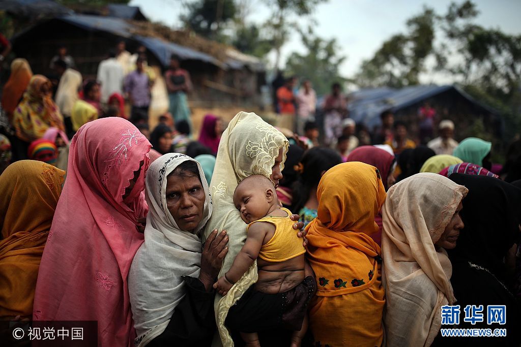 当地时间2017年9月7日，孟加拉国科克斯巴扎尔，逃离孟加拉国的罗兴亚人生活在难民营里。***_***COX'S BAZAR, BANGLADESH - SEPTEMBER 07: Rohingya Muslim women, fled from ongoing military operations in Myanmars Rakhine state, line up at a refugee camp 50 kilometers south of Cox's Bazar, Bangladesh on September 07, 2017. Violence erupted in Myanmars Rakhine state on Aug. 25 when the countrys security forces launched an operation against the Rohingya Muslim community. It triggered a fresh influx of refugees towards neighboring Bangladesh, though the country sealed off its border to refugees. (Photo by Onur Coban/Anadolu Agency/Getty Images)