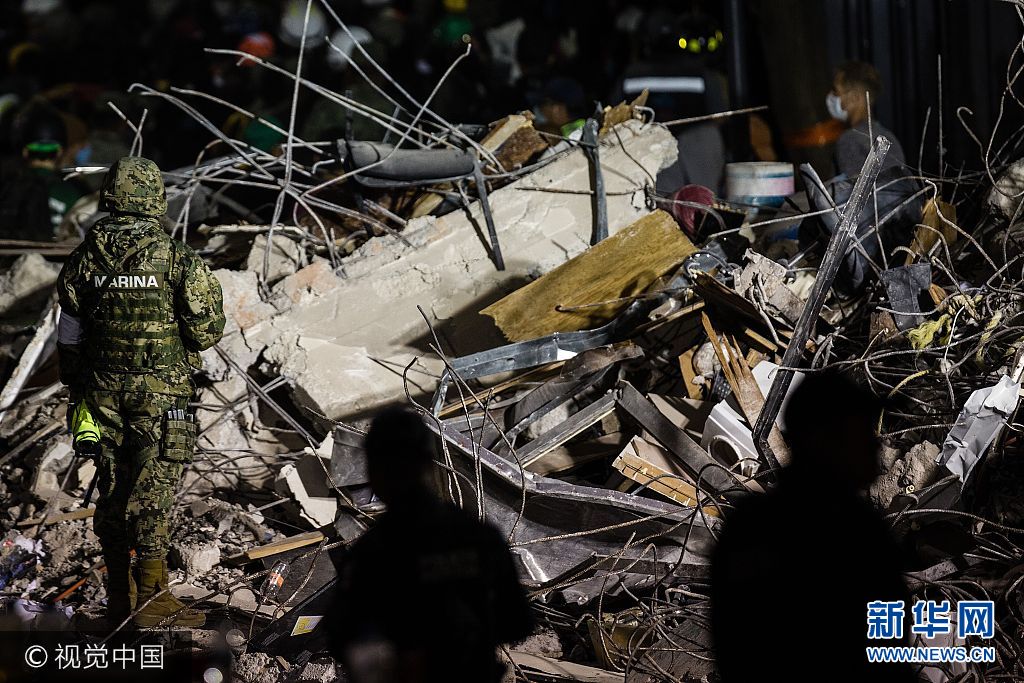 ʱ2017920գīīǣԮԱڽѾȹ***_***MEXICO CITY, MEXICO - SEPTEMBER 20: A Mexican Marine stands near the debris of a collapsed building in the aftermath of powerful magnitude 7.1 earthquake that hit Mexico City, killing dozens and causing widespread panic in Mexico on September 20, 2017. (Photo by Manuel Velasquez/Anadolu Agency/Getty Images)