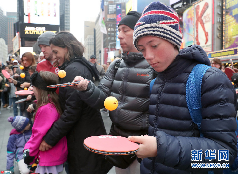 美国纽约时报广场举办颠乒乓球比赛 庆祝世界