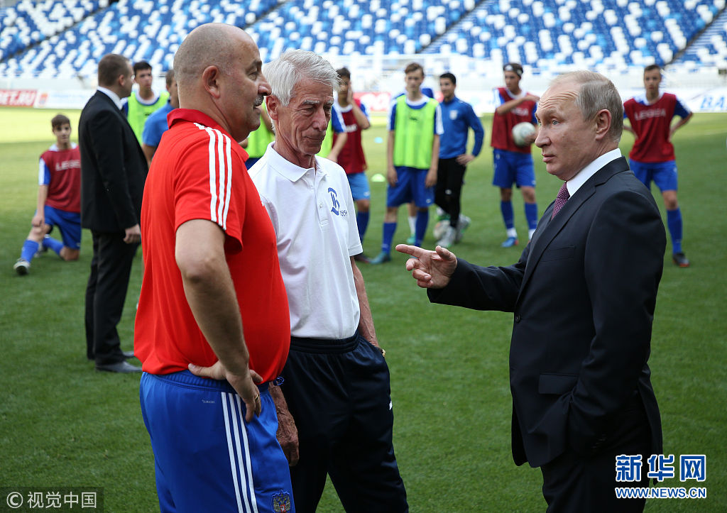 普京走访加里宁格勒会见国家队主教练 与球员