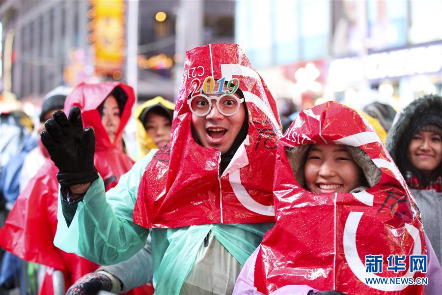 （国际）（1）纽约时报广场雨中迎新年