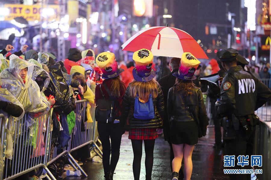 （国际）（2）纽约时报广场雨中迎新年