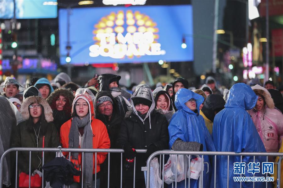 （国际）（8）纽约时报广场雨中迎新年