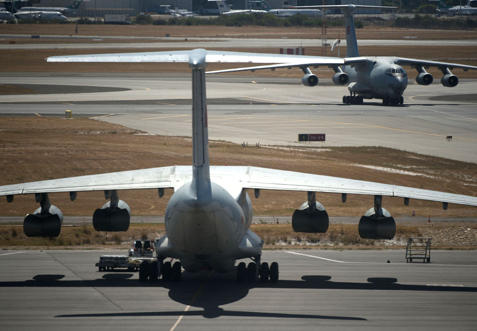 搜寻马航370航班:中国搜索军机回到珀斯国际机场