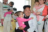 金正恩视察医院 慰问病人抱着病童