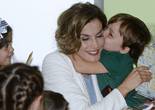 西班牙王后访问小学 遭萌娃拥抱强吻