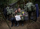 探访哥伦比亚丛林游击队：露天洗浴环境艰苦
