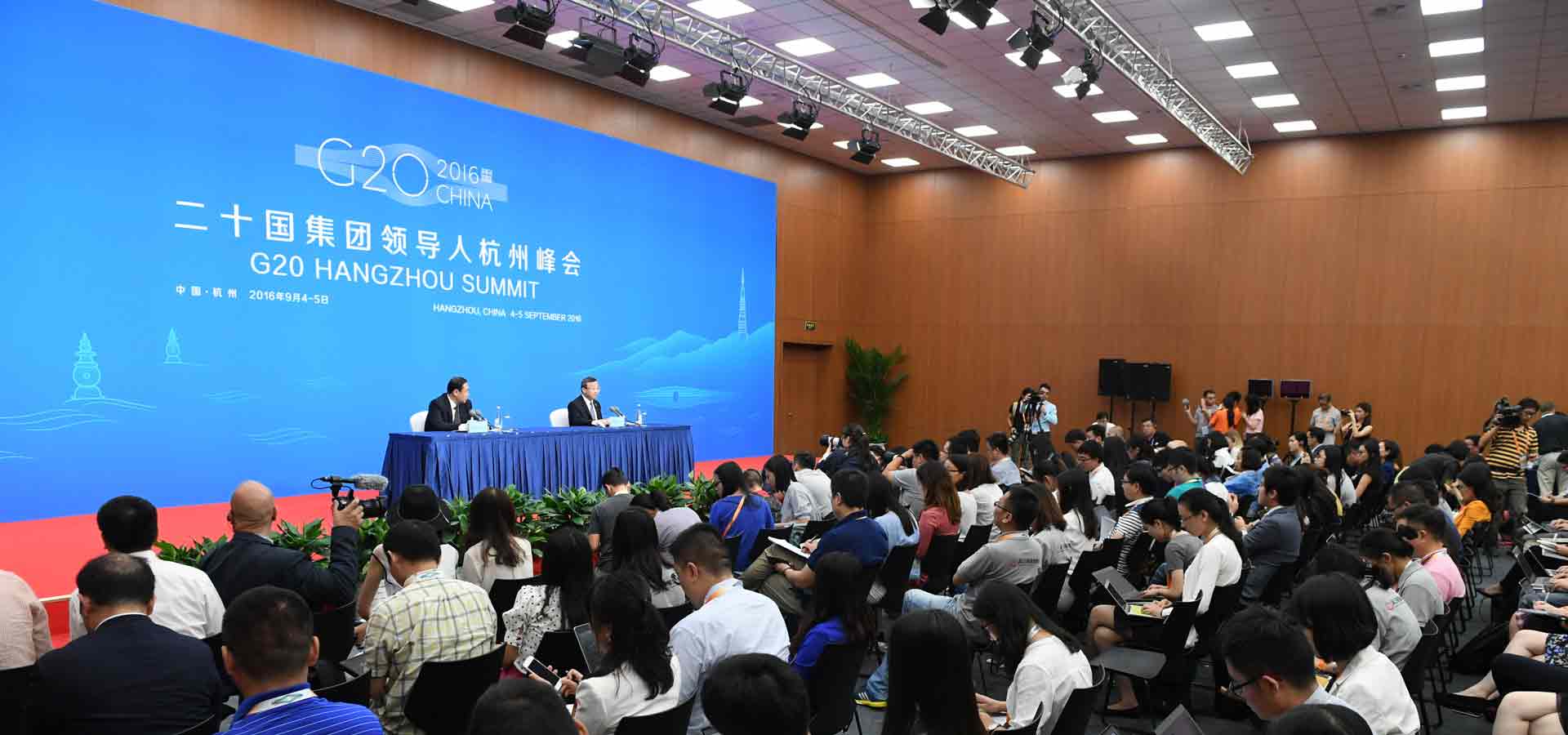 中国代表团商务部副部长王受文举行新闻发布会