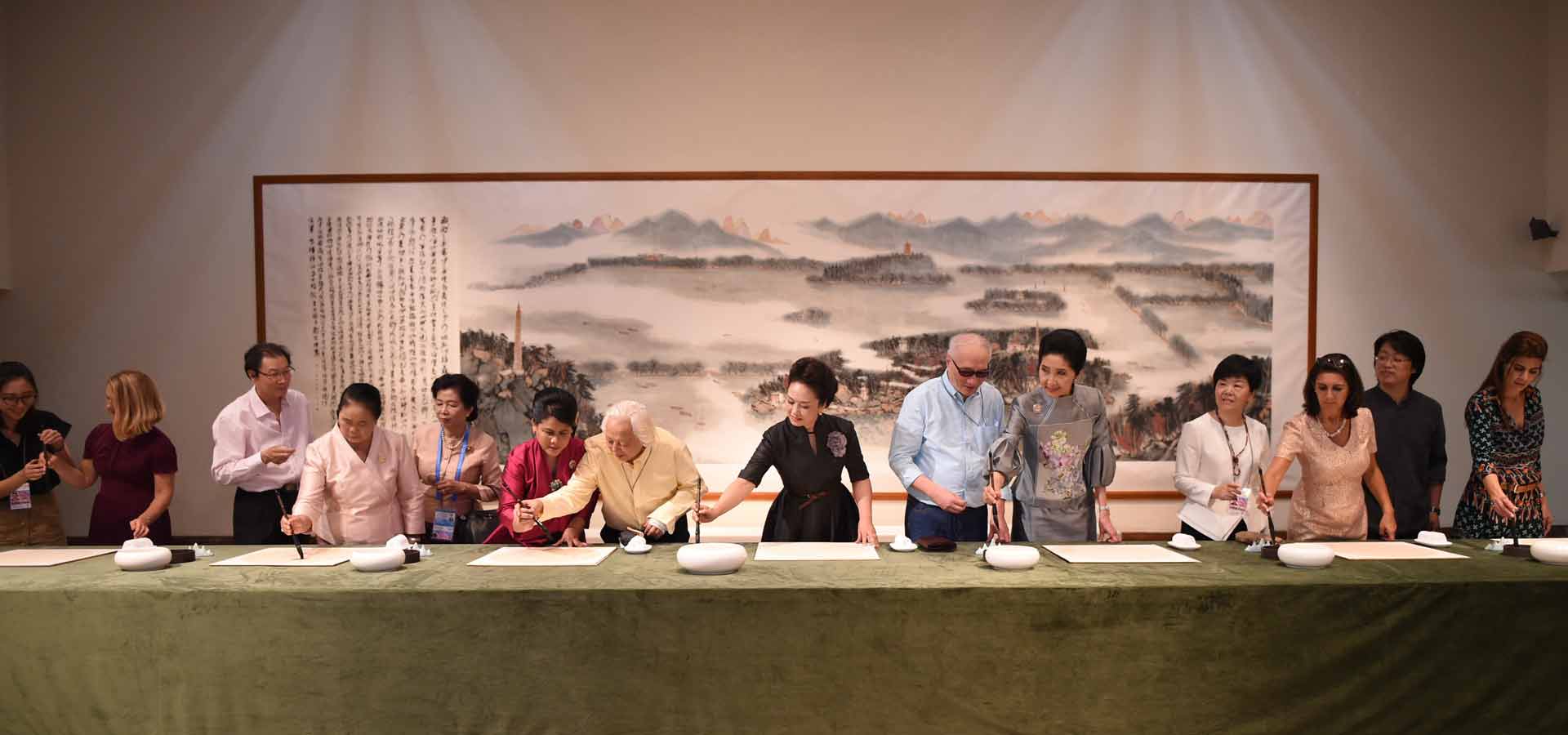 彭丽媛同二十国集团外方代表团团长夫人参观中国美术学院