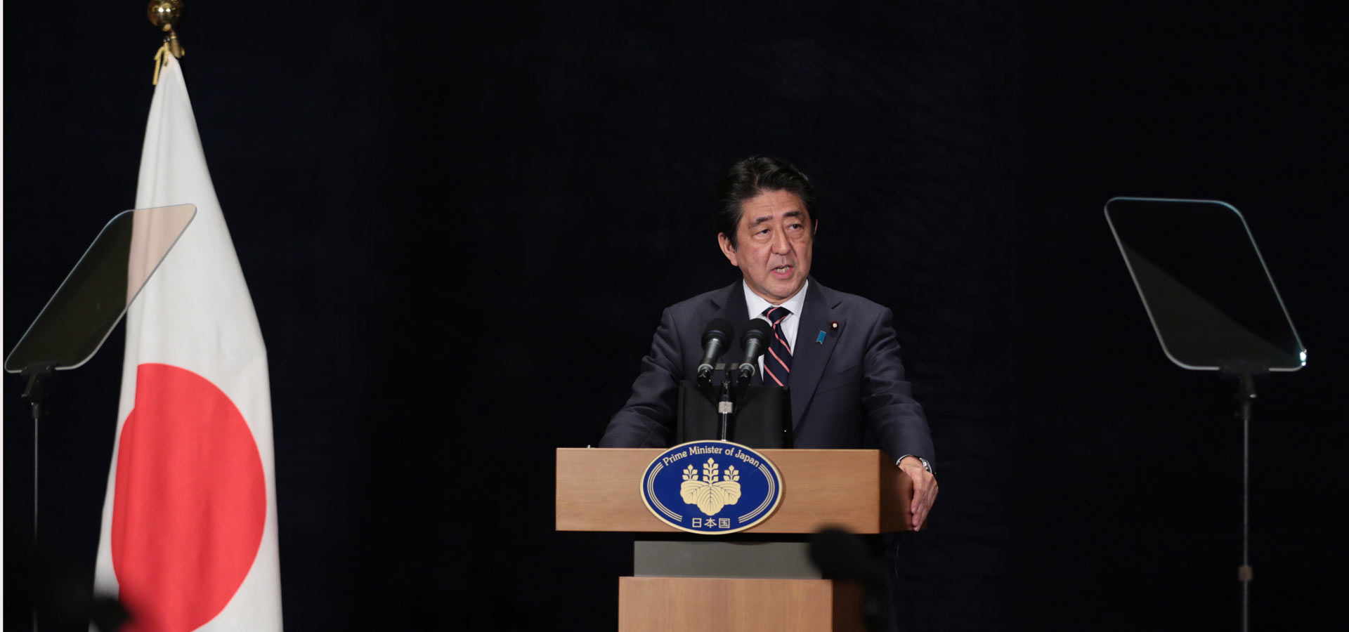 日本首相安倍晋三在杭州举行新闻发布会