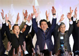 安倍晉三出席自民黨年會 再次為“地價門”鞠躬道歉