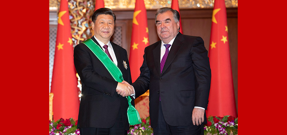 習近平出席儀式 接受塔吉克斯坦總統拉赫蒙授予“王冠勳章”