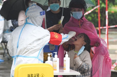 海口:雨中测核酸