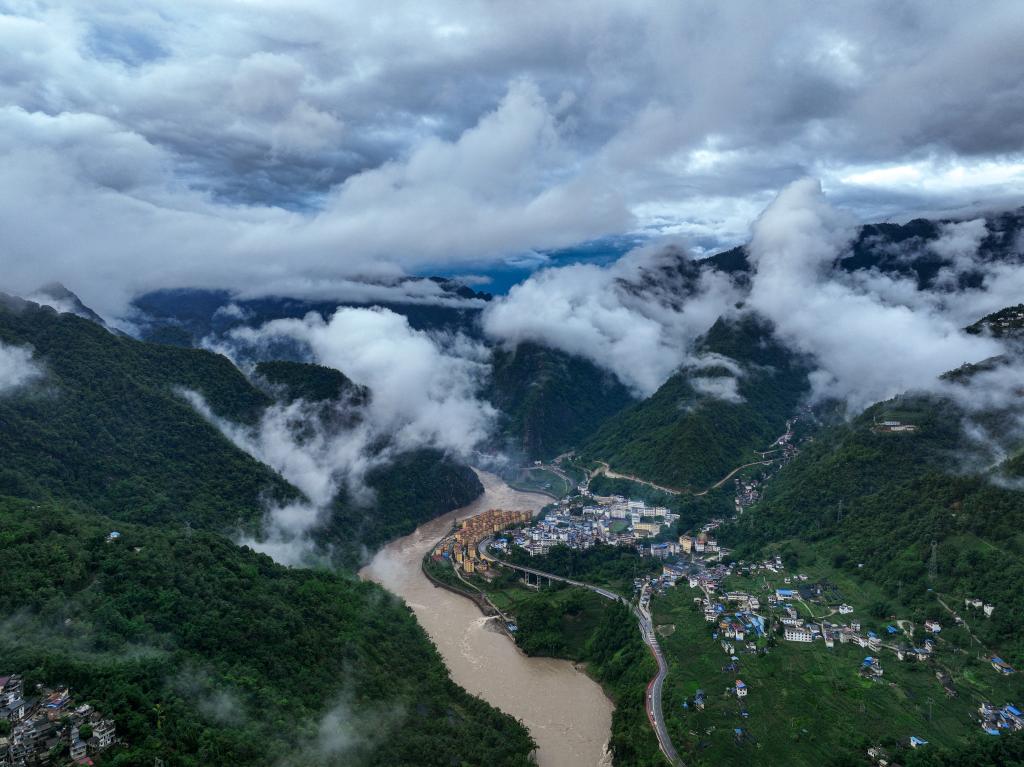 新华全媒+丨国道之行 从雪山奔向大海丨怒江，雾江