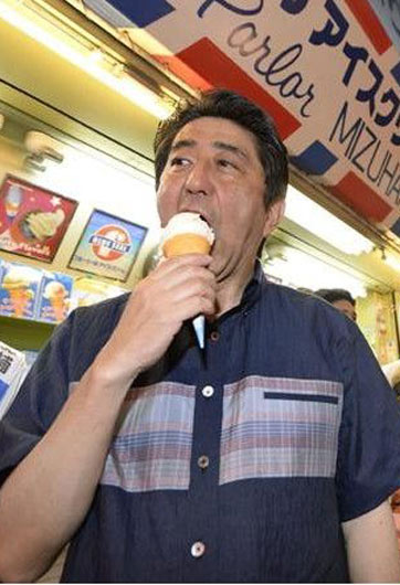 安倍赴冲绳游说演讲 参院苦战中抽空吃雪糕