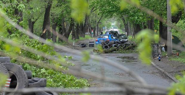 顿涅茨克民众设置路障阻止乌军队进入（组图）