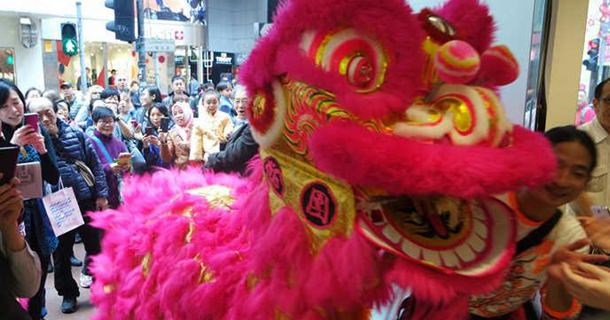 羊年春节香港看舞狮 热闹除戾气