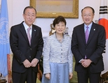 朴槿惠罕见穿裙子亮相 与联合国秘书长潘基文会面