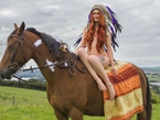 英国12名女子全裸骑马 呼吁降低行车速度【组图】