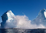 格陵兰岛50米冰山垮塌 激起海中巨浪（组图）