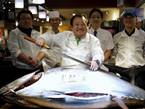 日本水产市场开市 巨型金枪鱼1400万日元成交