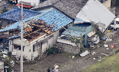 日本伊势崎市遭遇强风袭击 造成屋顶被掀居民断电(组图)