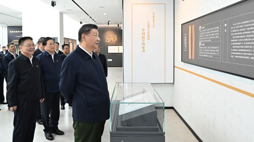 第一观察·瞬间丨在这些文化遗存前,总书记停下脚步仔细察看
